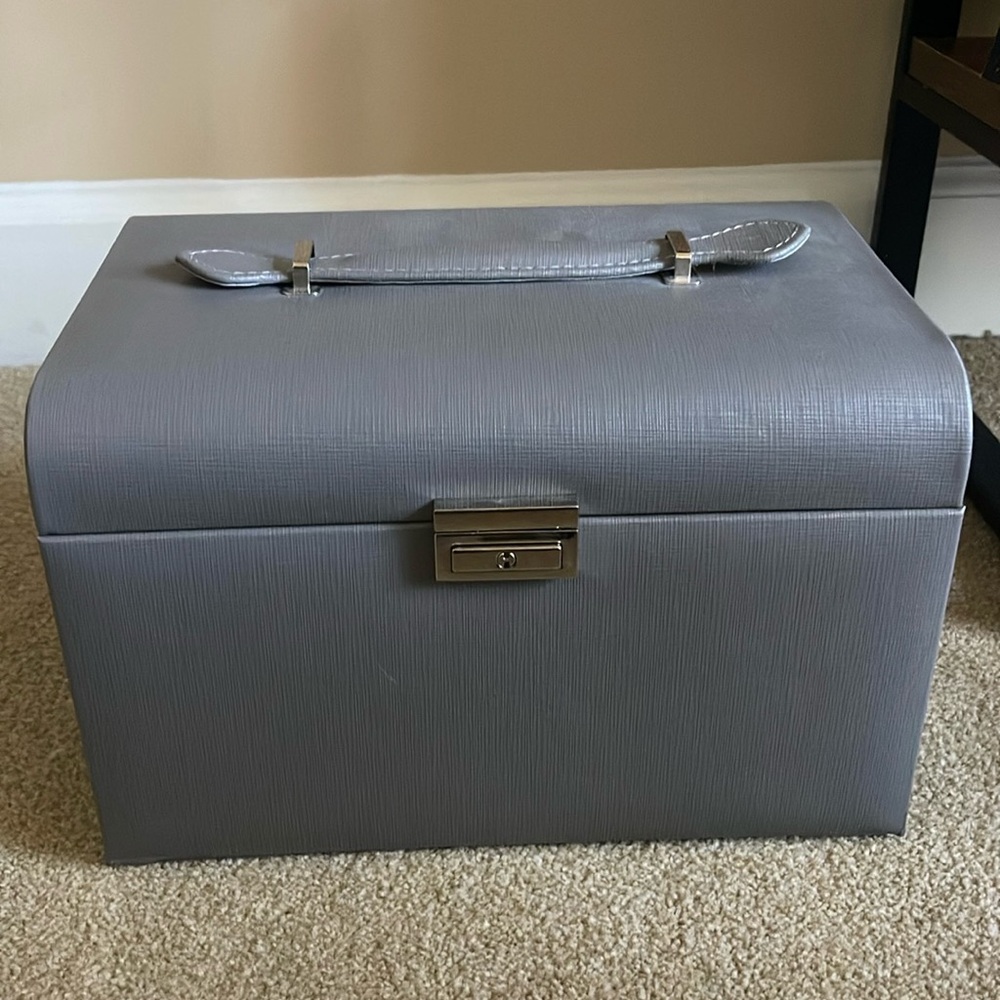 Amazon jewelry box. Space for bracelets, rings, earrings and necklaces.